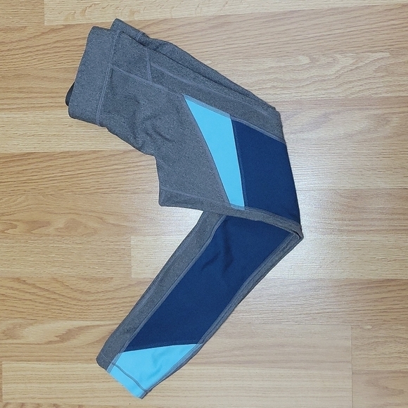 Under Armour Woman's Heatgear Athletic Leggings - Picture 4 of 8